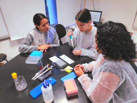 Alunas treinando a pipetagem no papel plastificado