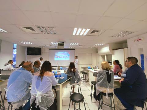 professores assistindo a introdução à eletroforese e enzimas de restrição