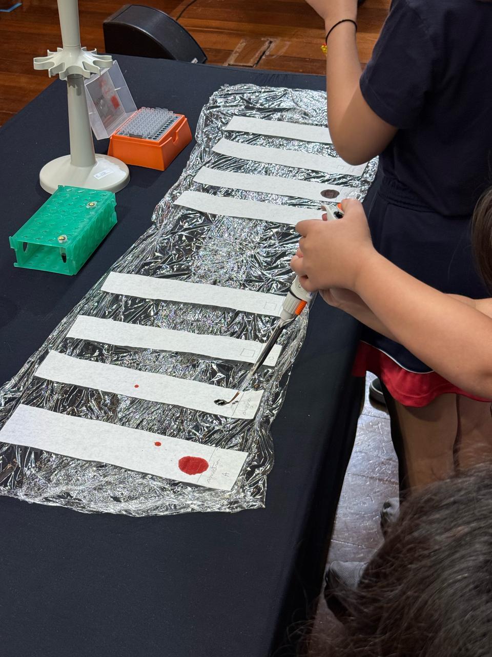 Criança pipetando durante nossa oficina
