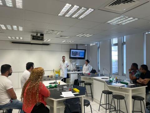 Felipe conducting a PDI to Brasilio Machado School teachers