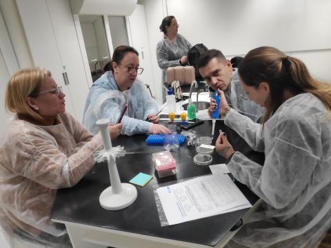 Professores aplicando amostras de bactérias em placas de ágar